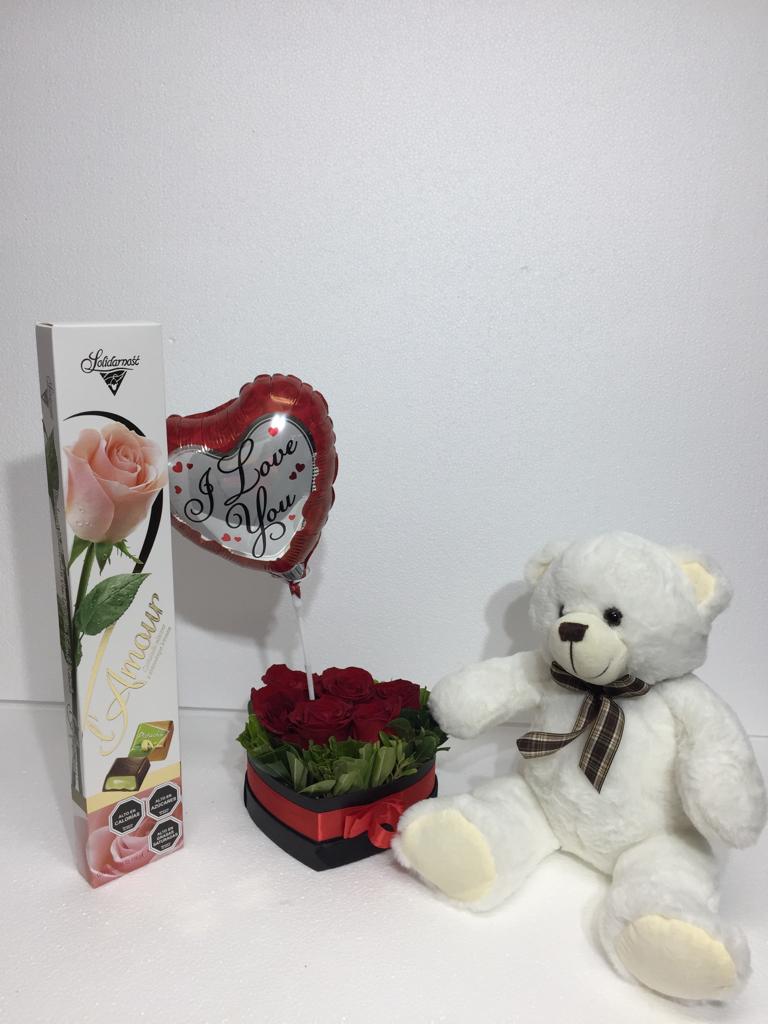 Caja corazn con 6 Rosas ms Bombones 116 Grs, Peluche 20 cm y Globito